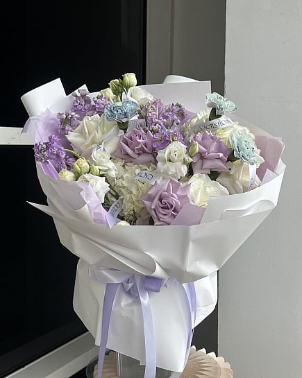 Круглый букет из белых и фиолетовых роз with delivery to Astana