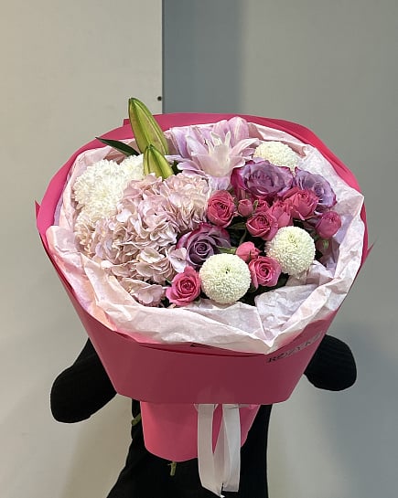 Большой круглый букет с гортензией и розами with delivery to Astana