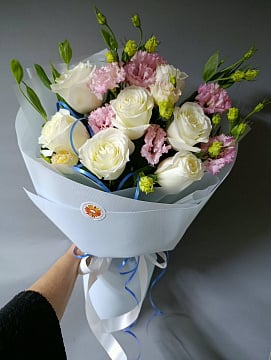 Белый и розовый круглый букет