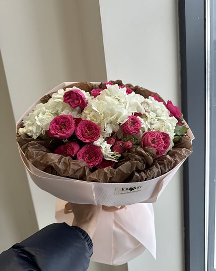 Розовый шарм с гортензией и кустовыми розами с доставкой по Астане