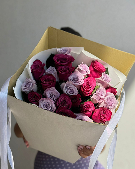 Букет из 25 фиолетовых роз в переноске  с доставкой по Астане