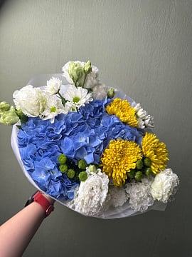 Яркий микс из гортензий и хризантем
