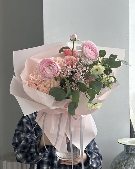 Зефирное облако из ранункулюсов и гортензии с доставкой по Астане