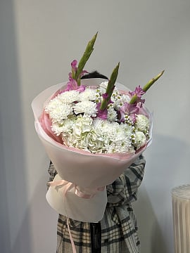 Крупный круглый букет хризантем и гладиолусов