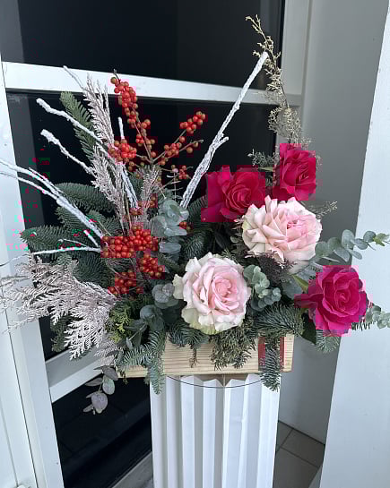 Зимний букет с розами и ягодами с доставкой по Астане