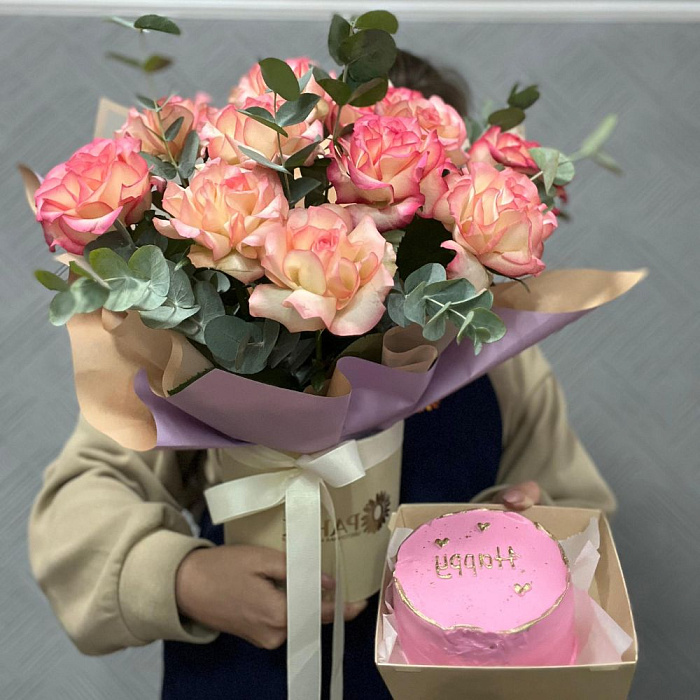 Bouquet of 11 French roses in a box + Bento cake