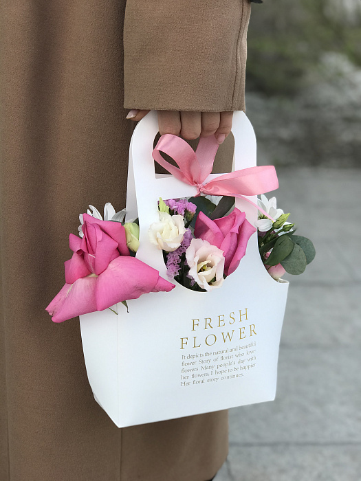 Fashionable handbag with flowers