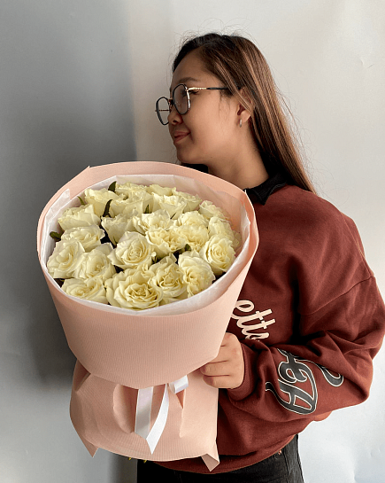 Bouquet of 25 white roses 40-50cm round flowers delivered to Astana