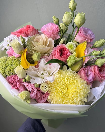 Круглый букет из эустом и роз с доставкой по Астане