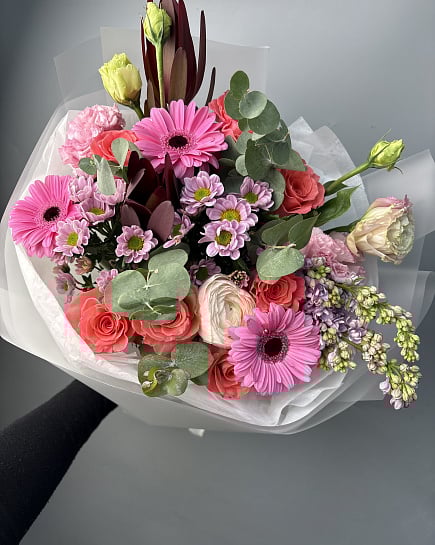 Яркий букет с герберами и розами с доставкой по Астане