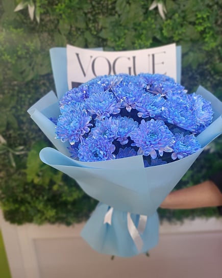 Яркие синие хризантемы в стильной упаковке с доставкой по Астане