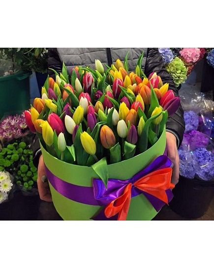 Шикарные тюльпаны в шляпной коробке с доставкой по Астане