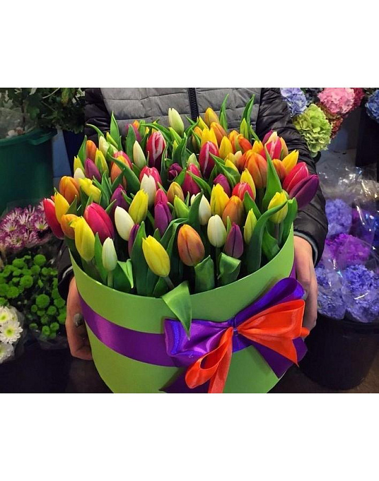 Chic tulips in hat box