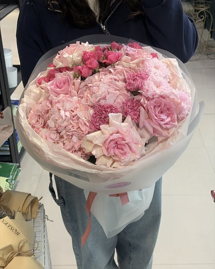 Розовое облако: букет с гортензией и пионовидными розами с доставкой по Астане