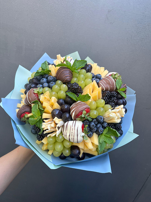 Berry bouquet with cheese