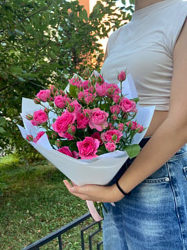 Розовое облако из кустовых роз