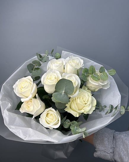 Букет из белых роз с эвкалиптом с доставкой по Астане