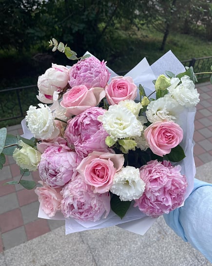 Романтичный микс из пионовидных роз и эустомы с доставкой по Астане