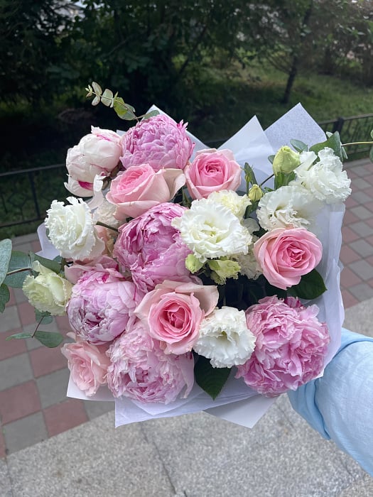 Романтичный микс из пионовидных роз и эустомы