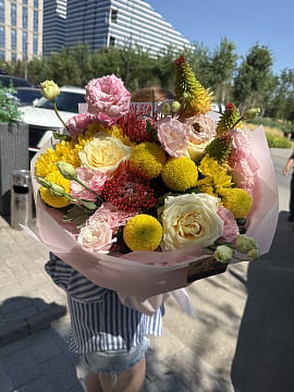 Большой круглый букет с розами и протеей