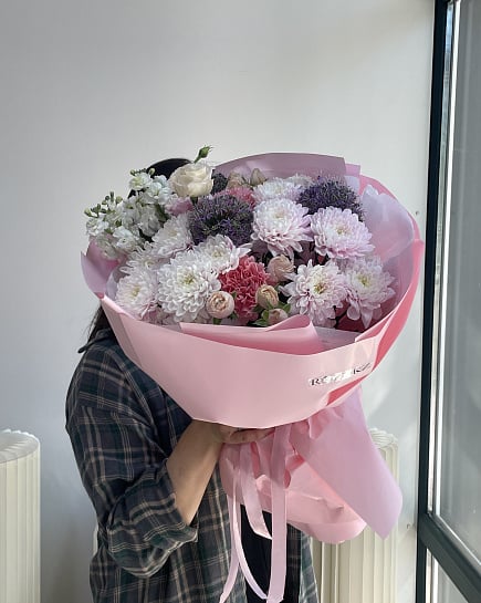 Зефирное облако из хризантем и роз с доставкой по Астане