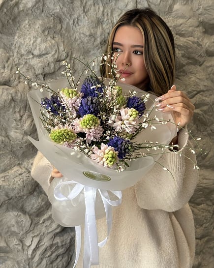 Дуо букет из гиацинтов и генисты  с доставкой по Астане