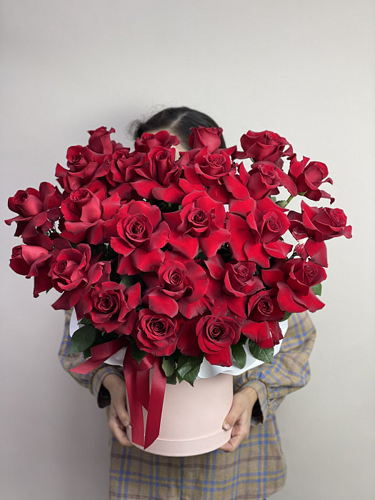 25 red roses in a hatbox