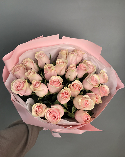 Bouquet of 25 roses (to the florist's taste) with delivery to Almaty