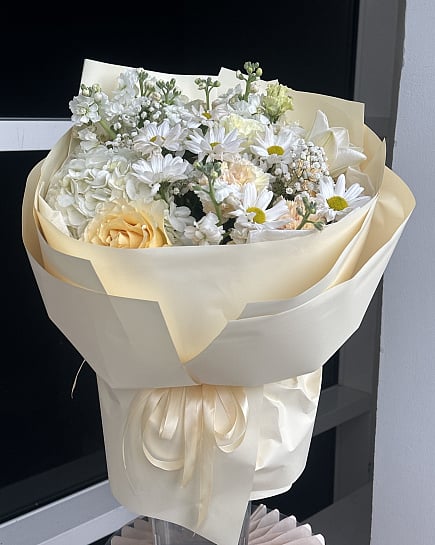 Большой круглый букет с гортензией и розами with delivery to Astana