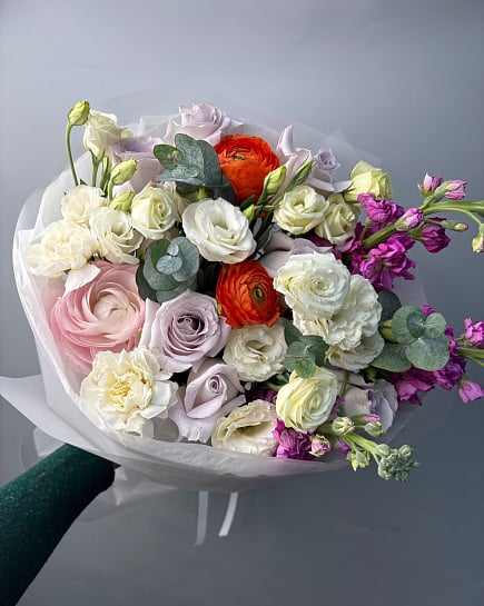 Яркий букет с ранункулюсами и розами с доставкой по Астане
