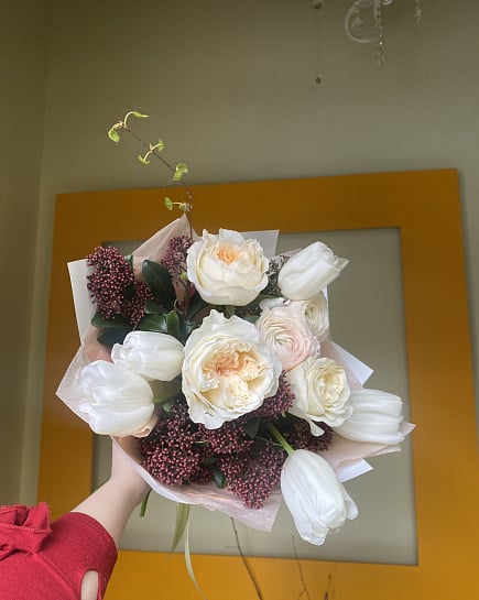 Нежный букет из пионовидных роз и белых тюльпанов с доставкой по Астане