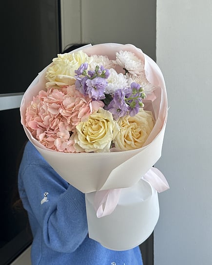 Пастельная палитра с гортензией и розами с доставкой по Астане