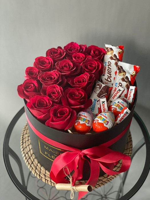 Розы со сладостями в коробке