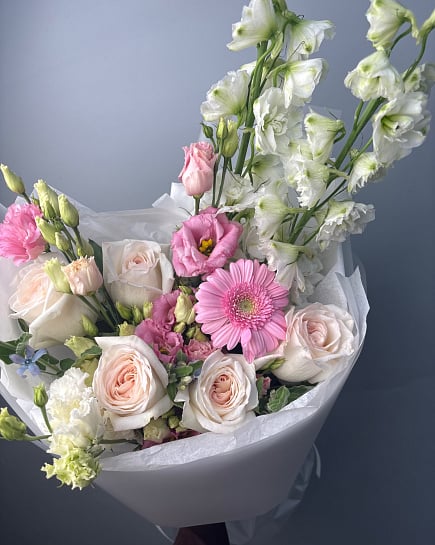 Романтичный микс с розами и дельфиниумом с доставкой по Астане