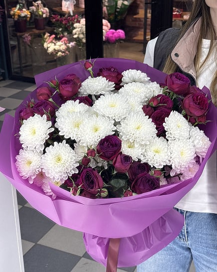 Контрастный дуэт: хризантемы и кустовые розы с доставкой по Астане