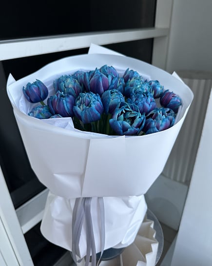 Синие пионовидные тюльпаны в стильной упаковке с доставкой по Астане