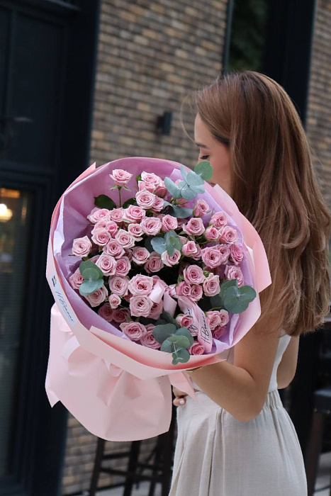 Mono-bouquet of spray roses