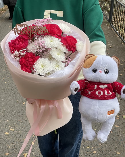 Красный и белый круглый букет with delivery to Pavlodar