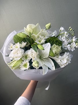 Белый букет из лилий и хризантем
