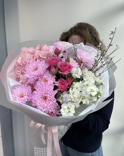 Нежный букет из розовых гортензий и кустовых роз с доставкой по Астане