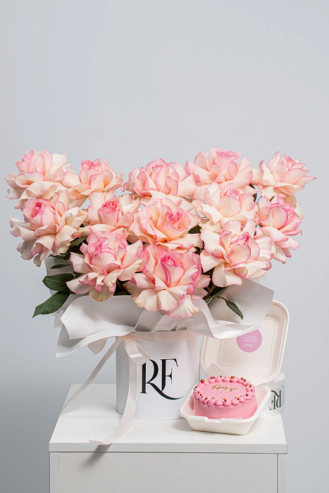 Коробка из французских роз+торт