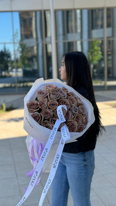 Bouquet of 25 roses in the shade of the Parisian sky