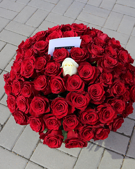 Букет из красных роз "Загадочная персона" с доставкой по Астане