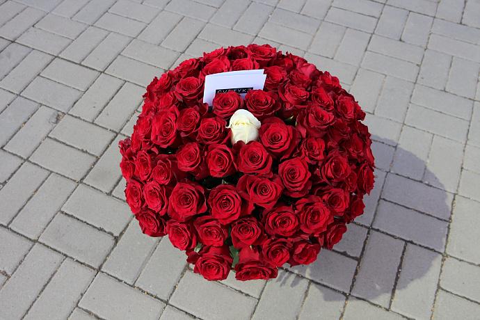 Bouquet of red roses Mysterious person