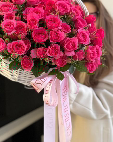  Идеальная корзина с кустовыми розами (размер m) с доставкой по Астане