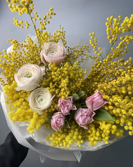 Весенний букет с мимозой и ранункулюсом с доставкой по Астане