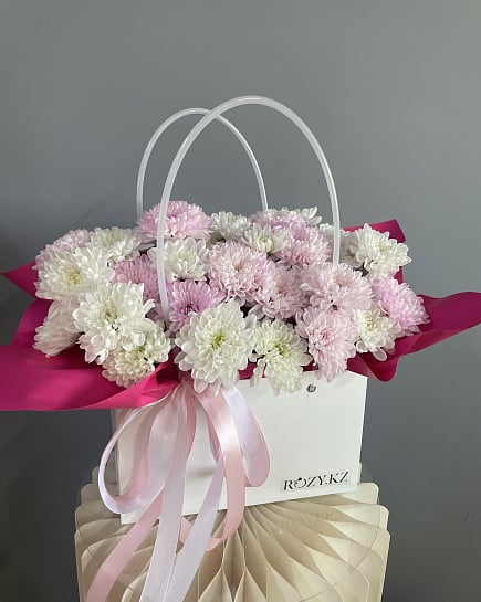 Бело-розовый букет из хризантем в коробке with delivery to Astana