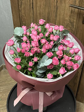 Розовое облако из кустовых роз
