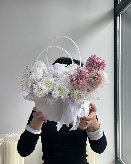 Зефирное облако из хризантем и гиацинтов с доставкой по Астане