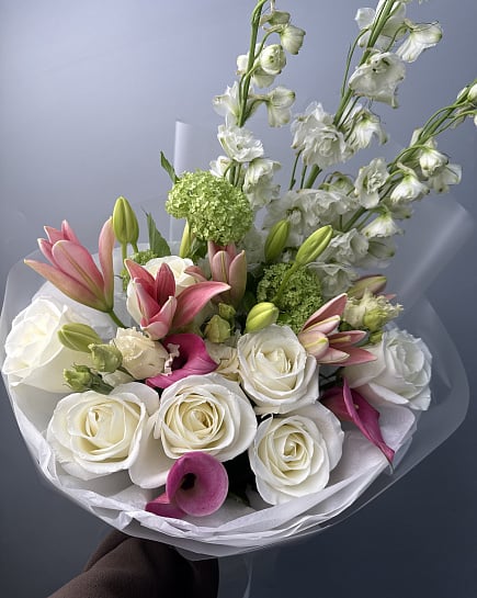 Бело-розовая элегантность с дельфиниумом с доставкой по Астане